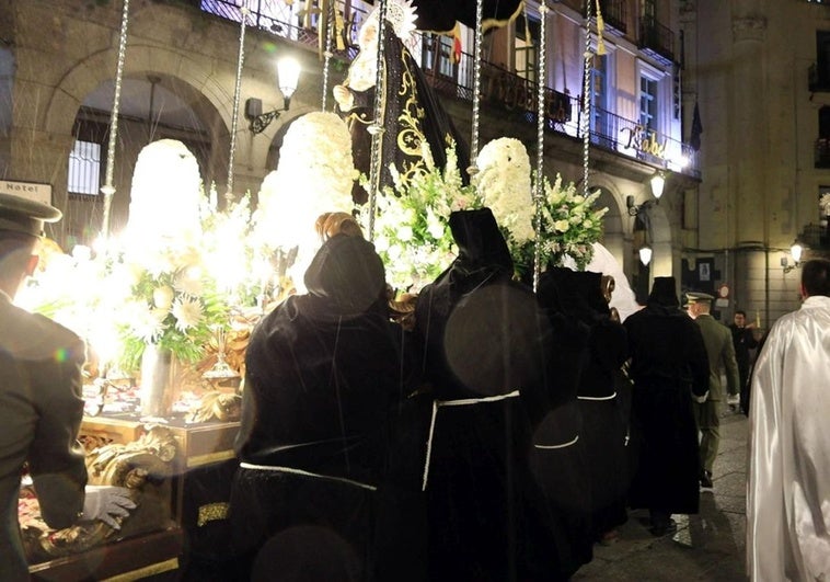 La lluvia irrumpe en el Viernes Santo de Segovia